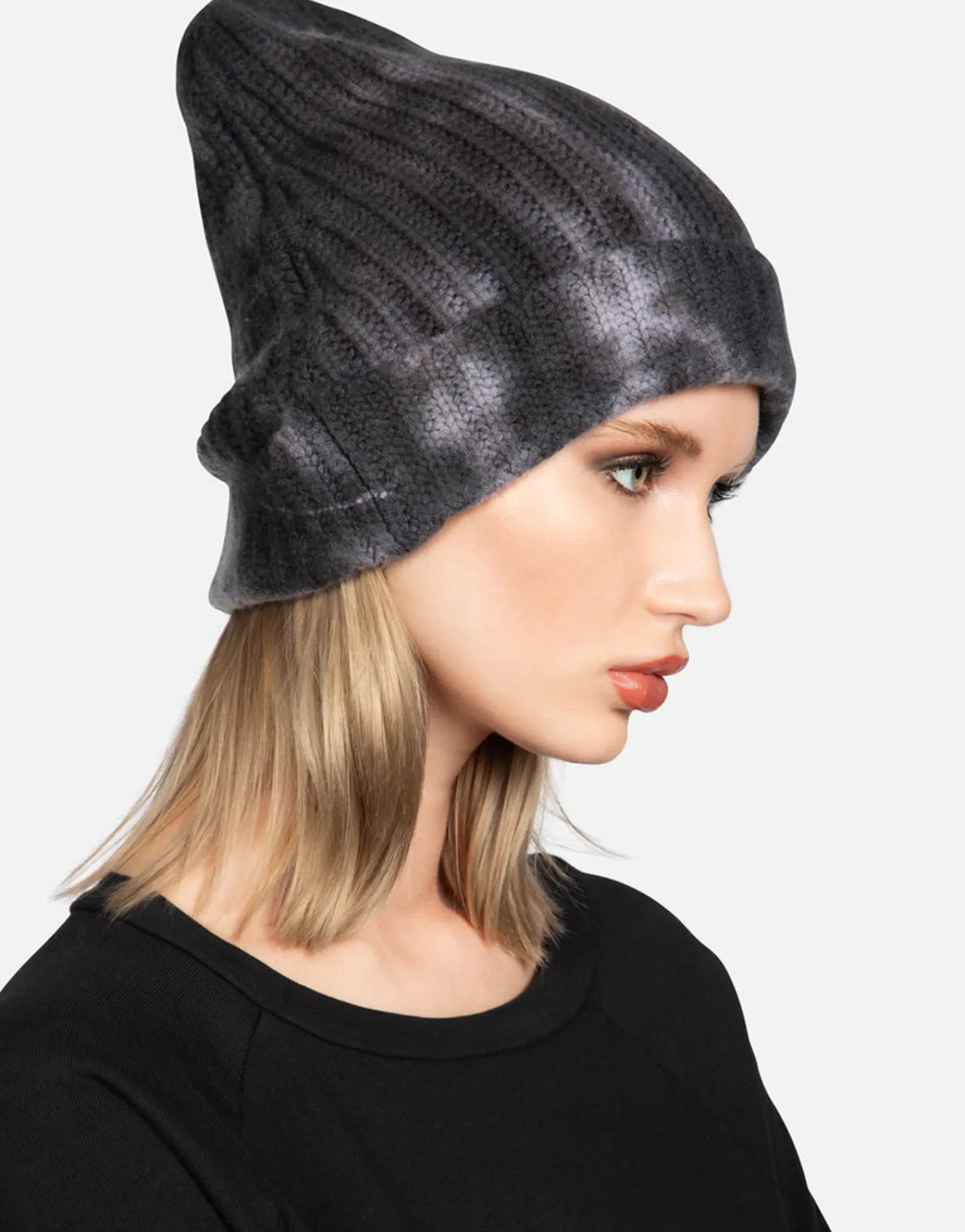 Discount Kiss Lip Patch Cashmere Slouch Beanie | Blix By Women Sweaters & Knits